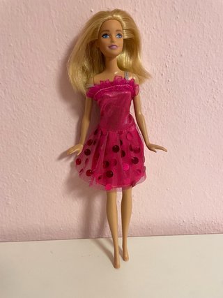 Muñeca Barbie con Vestido Rosa