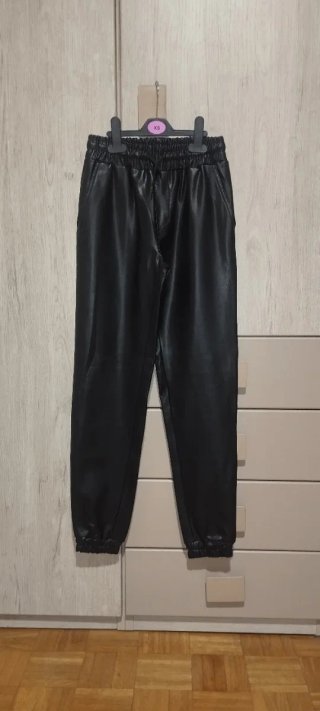 Pantalón de cuero negro