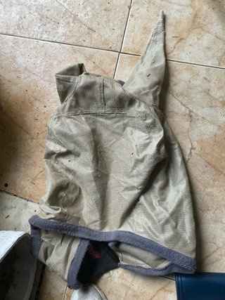 Máscara antimoscas para caballo