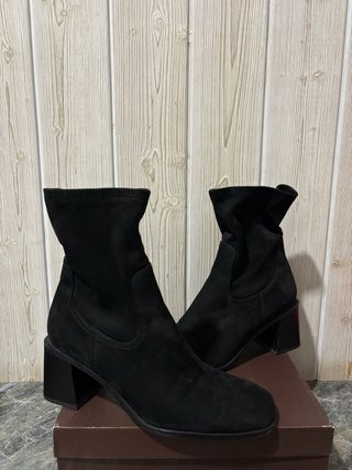 Botas negras con tacon de ante de la marca Zara