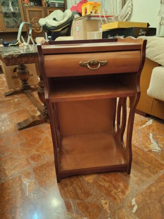 Mesita de madera para teléfono