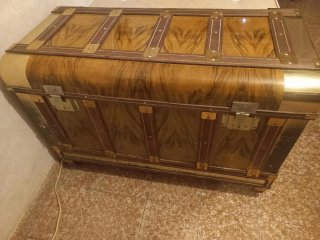 Baúl antiguo de madera y metal
