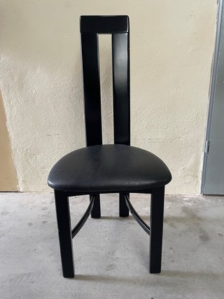 Silla de Madera Negra con Asiento Acolchado