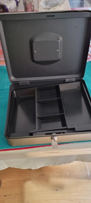 Caja fuerte metálica negra
