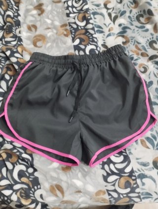Short Deportivo Gris con Ribete Rosa