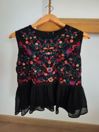 Blusa negra con bordados florales