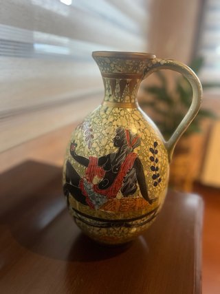 Jarrón de cerámica con figuras.