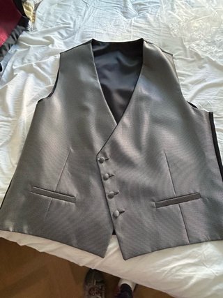 Chaleco gris con tipitos negros