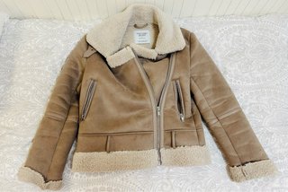 Chaqueta marrón con pelo beige, muy calentita