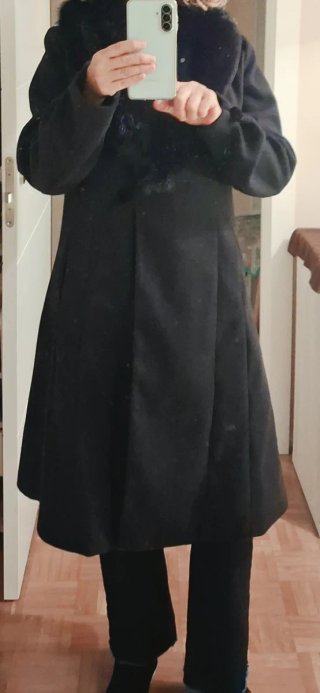 Abrigo Negro con Cuello de Pelo