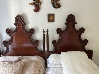 Pareja de Camas de Madera Tallada