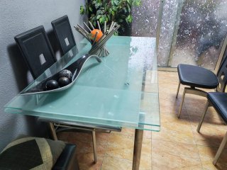 Mesa de Cristal Turquesa y Patas de Acero