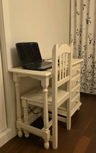 Escritorio y Silla de Madera Blancos
