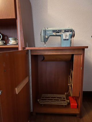 Máquina de coser Alfa con mueble