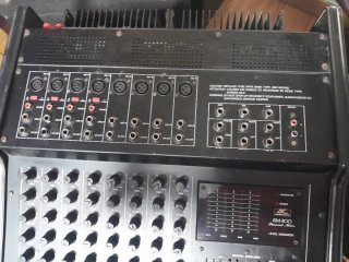 Mesa de mezclas autoamplificada ADC ISM-800