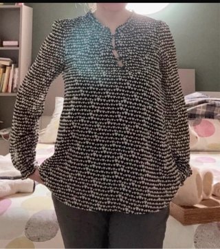 3 blusas, 1 chaqueta y 2 vestidos camiseros.m