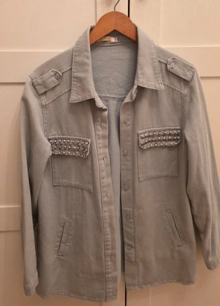 Chaqueta vaquera con detalles de pedrería
