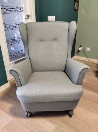 Butaca Orejera Gris con Ruedas y freno