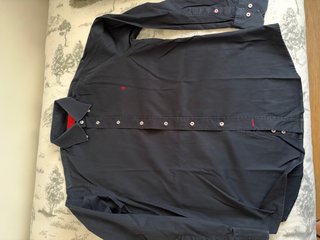 Camisa Carolina Herrera azul marino.