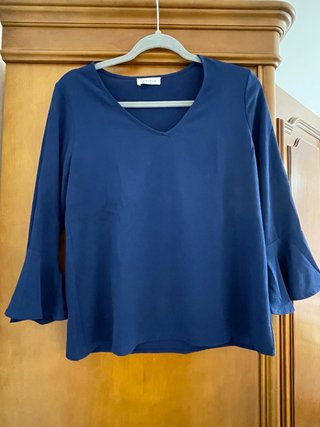 Blusa Azul Marino con Mangas Acampanadas