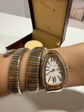 Reloj estilo serpenti de bulgari.