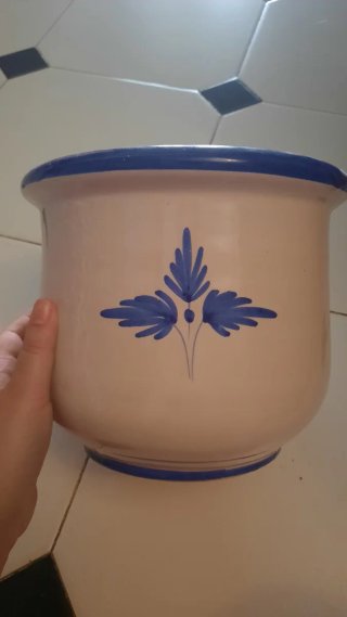 Maceta de cerámica blanca y azul