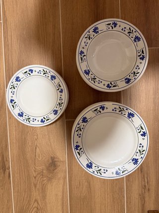 Vajilla de platos con motivos florales