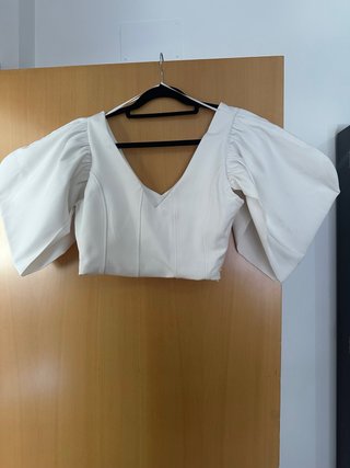 Top blanco con mangas abullonadas