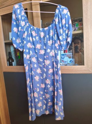 Vestido azul con estampado floral