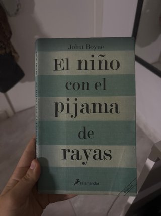 El niño con el pijama de rayas