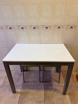 Mesa de cocina con 2 taburetes
