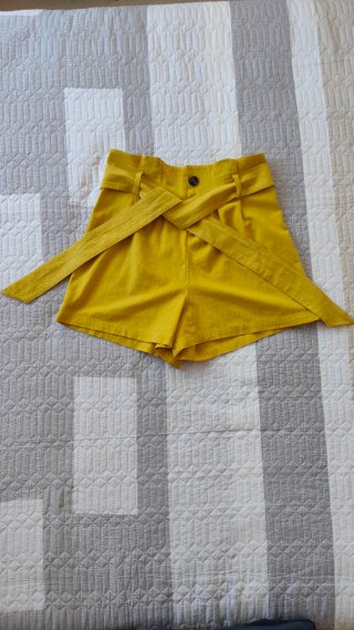 Pantalón corto amarillo con cinturón