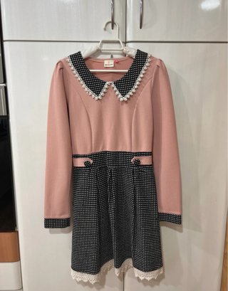 Vestido con cuello y estampado de cuadros