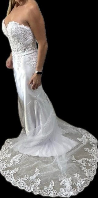 Vestido de novia con encaje y cola