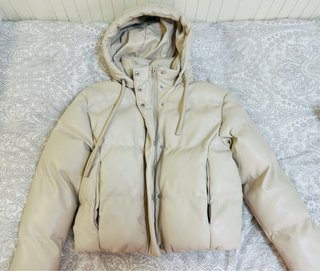 Chaqueta acolchada beige con capucha
