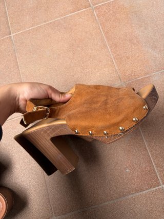 Sandalias de tacón marrón con tachuelas