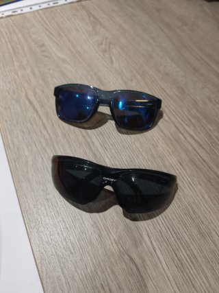 2 Gafas de Sol: Oakley y Estilo Deportivo
