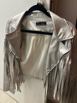 Chaqueta con flecos plateada