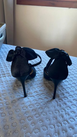 Zapatos de tacón negros con lazo