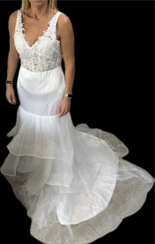 Vestido de novia con encaje y falda de volantes