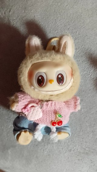 Figura Labubu con ropa