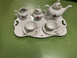 Juego de Café de Porcelana con Filo de Oro