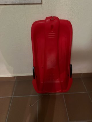 Trineo de plástico rojo