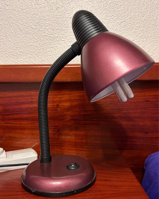 Lámpara de escritorio metálica morada
