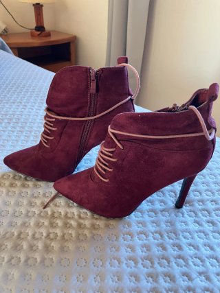 Botines de tacón color burdeos