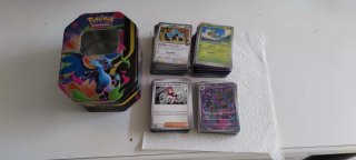 Lata Pokémon con 360 Cartas