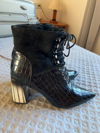 Botines Negros con Cordones