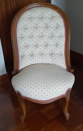 Silla baja clásica tapizada