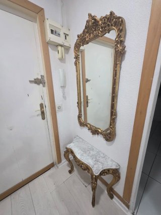 Recibidor con Espejo y Consola Dorada