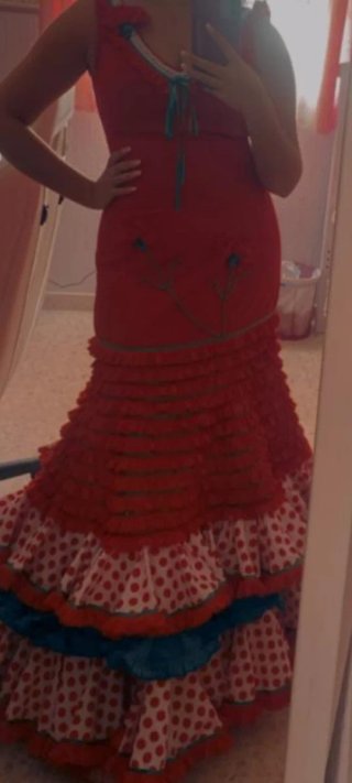 Traje de flamenca rojo y blanco y verde Andalucía